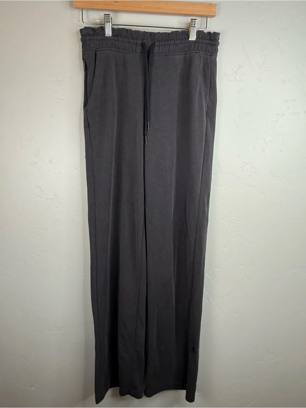 Athleta Seasoft Mid-Rise Pants Black Straight Leg Pull On Athleisure Travel XS T